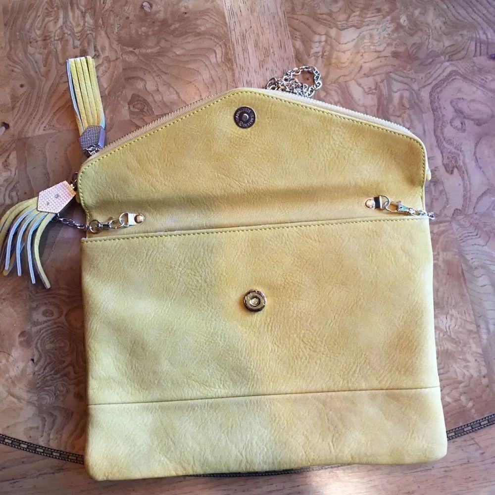 NALA TASSEL ZIP Clutch - Picture 4 of 9